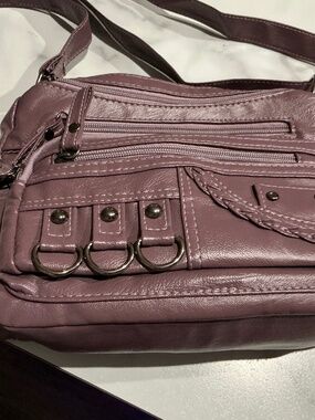 Extremely soft leather purse! Color is an pale plum